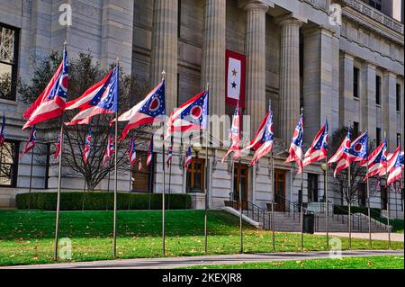 Bandiera di servizio a 2 stelle sulla state house dell'Ohio Foto Stock