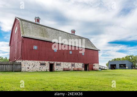 Abernethy, SK- 21 agosto 2022: Lo storico fienile di W. R. Motherwell dal 1907 con attrezzature agricole sullo sfondo, nella sua casa, Lanark Place, ora Foto Stock