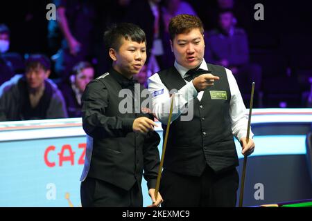 York, Gran Bretagna. 14th Nov 2022. Zhou Yuelong (L) della Cina comunica con il suo compatriota Yan Bingtao dopo la loro prima partita al 2022 UK Snooker Championship a York, Gran Bretagna, 14 novembre 2022. Credit: Notizie dal vivo su Zhai Zheng/Xinhua/Alamy Foto Stock