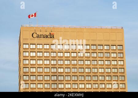 Simbolo e bandiera del Canada in cima all'edificio della sede centrale del Dipartimento della Difesa canadese a Ottawa, Canada, il 5 novembre 2022 Foto Stock