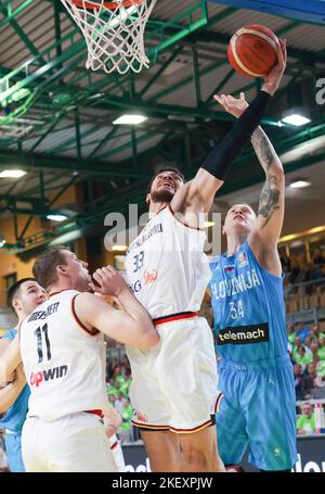 Capodistria, Slovenia. 14th Nov 2022. Gavin Schilling (2nd R) di Germania va per un layup durante la FIBA Basketball World Cup 2023 qualificatori europei gruppo J round 2 partita contro la Slovenia a Capodistria, Slovenia, 14 novembre 2022. Credit: Zeljko Stevanic/Xinhua/Alamy Live News Foto Stock