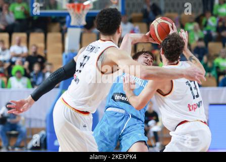 Capodistria, Slovenia. 14th Nov 2022. Urban Klavzar (C) di Slovenia vies con la Doreth Bastian (R) di Germania durante la FIBA Basketball World Cup 2023 qualificatori europei gruppo J round 2 match a Koper, Slovenia, 14 novembre 2022. Credit: Zeljko Stevanic/Xinhua/Alamy Live News Foto Stock