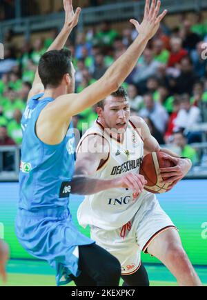 Capodistria, Slovenia. 14th Nov 2022. Lukas Meisner (R) della Germania vies con Jan Span della Slovenia durante la FIBA Basketball World Cup 2023 i qualificatori europei del gruppo J round 2 si disputano a Koper, Slovenia, 14 novembre 2022. Credit: Zeljko Stevanic/Xinhua/Alamy Live News Foto Stock