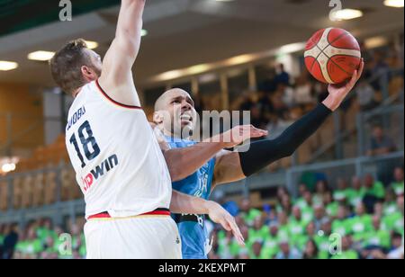 Capodistria, Slovenia. 14th Nov 2022. Jonas Wohlfart-Bottermann (L) di Germania difende Jordan Morgan di Slovenia durante la FIBA Basketball World Cup 2023 European Qualifiers Group J round 2 match a Koper, Slovenia, 14 novembre 2022. Credit: Zeljko Stevanic/Xinhua/Alamy Live News Foto Stock