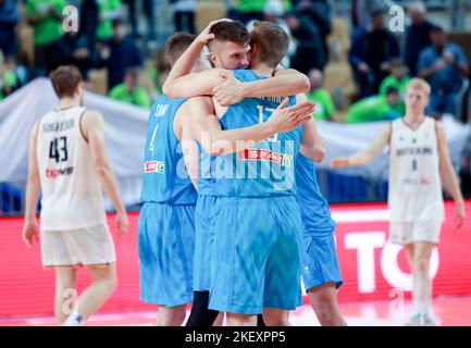 Capodistria, Slovenia. 14th Nov 2022. I giocatori della Slovenia festeggiano la vittoria dopo la FIBA Basketball World Cup 2023 European Qualifiers Group J round 2 partita contro la Germania a Koper, Slovenia, 14 novembre 2022. Credit: Zeljko Stevanic/Xinhua/Alamy Live News Foto Stock