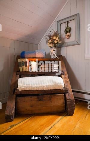 Sezione di vecchie scale in legno trasformata in una libreria all'angolo della camera da letto principale al piano superiore all'interno di una vecchia casa del 1862. Foto Stock