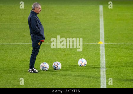 Oeiras, Portogallo. 14th Nov 2022. Il capo allenatore portoghese Fernando Santos visto durante la sessione di allenamento al campo di allenamento Cidade do Futebol. La squadra di calcio portoghese si allena per la prima volta prima di partecipare alla Coppa del mondo FIFA 2022, che inizierà il 20th novembre. (Foto di Hugo Amaral/SOPA Images/Sipa USA) Credit: Sipa USA/Alamy Live News Foto Stock