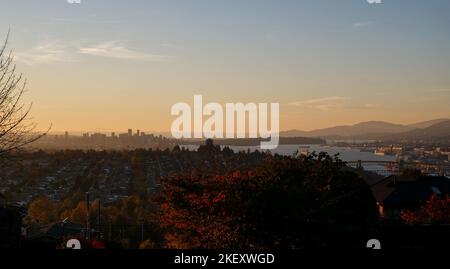 Splendido tramonto sullo skyline di Vancouver durante un giorno di novembre in autunno Foto Stock