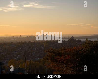 Splendido tramonto sullo skyline di Vancouver durante un giorno di novembre in autunno Foto Stock