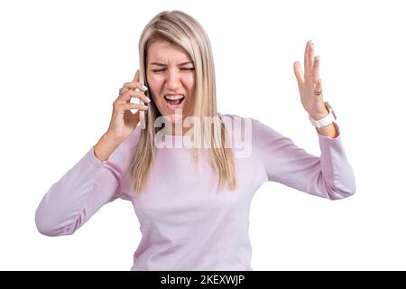 Giovane donna che urla mentre parla al telefono isolato su sfondo bianco Foto Stock