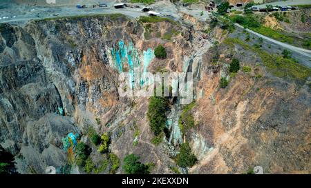 Ore di rame esposto in Panguna aperta miniera di Pit Foto Stock