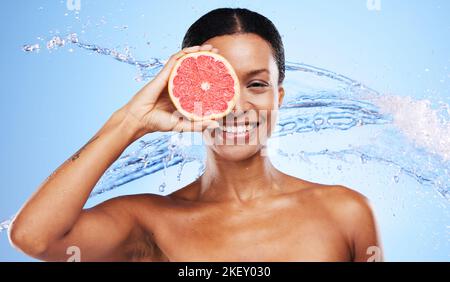 Bellezza, cura della pelle e spruzzi d'acqua con donna nera e pompelmo sopra gli occhi per la vitamina C, lusso e spa. Doccia, idratazione e umidità con ritratto Foto Stock