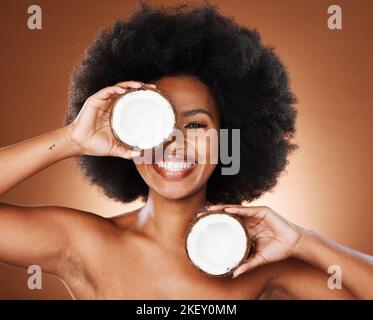 Cocco, studio e donna nera viso naturale, cura della pelle e promozione dei capelli con mockup per cibo sano o commercializzazione di prodotti. Ritratto modello africano Foto Stock