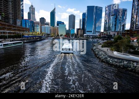 Traghetto da diporto sul fiume Swan con arrivo a Queen Elizabeth Quay, Perth, Australia Occidentale Foto Stock