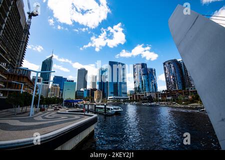 Traghetto da diporto sul fiume Swan con arrivo a Queen Elizabeth Quay, Perth, Australia Occidentale Foto Stock