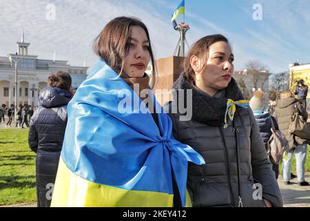 Non esclusiva: KHERSON, UCRAINA - 14 NOVEMBRE 2022 - due donne con bandiere ucraine sono raffigurate nel Kherson centrale liberate dagli invasori russi, Foto Stock