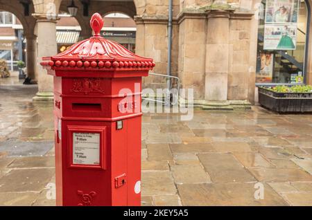 Shrewsbury Shropshire regno unito 20, ottobre 2022 tradizionale vintage rosso scatola postale britannica Foto Stock