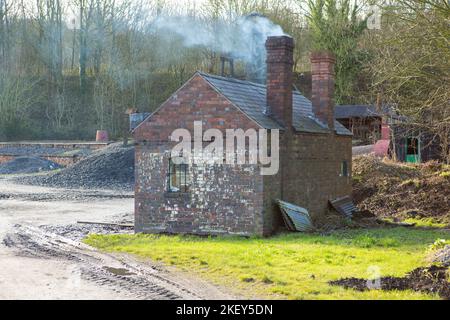 Dudley, West Midlands-united kingdom Luglio 13 2019 Un cantiere di carbone del 1900 e un ponte pesante con camino fumatore Foto Stock