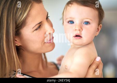 Cant ottenere abbastanza di questo amore. Una madre che trasporta la sua ragazza adorabile del bambino. Foto Stock