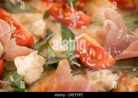 Pizza sfondo. Macrofo di pizza al prosciutto. Foto Stock