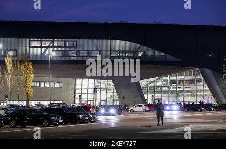Lipsia, Germania. 14th Nov 2022. L'edificio centrale dello stabilimento BMW di Lipsia. Credit: Jan Woitas/dpa/Alamy Live News Foto Stock