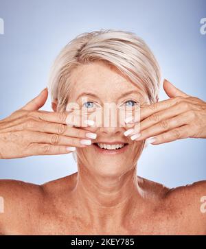 Cura della pelle, manicure e ritratto donna anziana con una routine di benessere, salute e bellezza della pelle in uno studio. Cosmetici, anti invecchiamento e anziana signora con Foto Stock