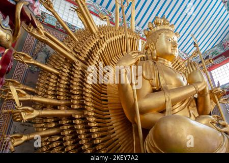 Statua di Guan Yin a mille mani al Santuario di Chao Mae Guanyin situato ad Angsila, Chonburi, Thailandia. Foto Stock