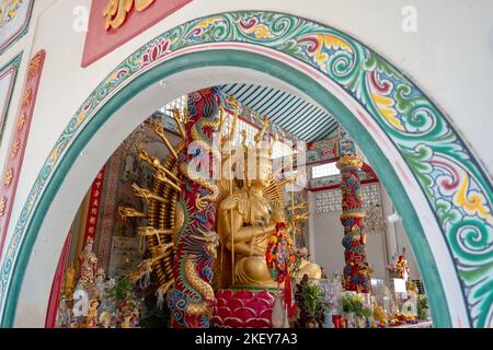 Statua di Guan Yin a mille mani al Santuario di Chao Mae Guanyin situato ad Angsila, Chonburi, Thailandia. Foto Stock