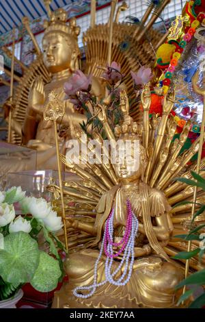 Statua di Guan Yin a mille mani al Santuario di Chao Mae Guanyin situato ad Angsila, Chonburi, Thailandia. Foto Stock