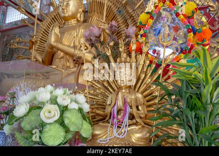 Statua di Guan Yin a mille mani al Santuario di Chao Mae Guanyin situato ad Angsila, Chonburi, Thailandia. Foto Stock