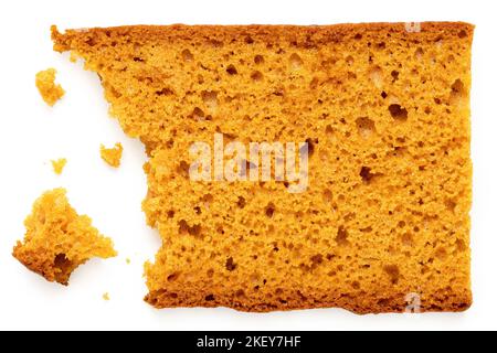 Fetta parzialmente mangiata di torta al miele speziata con briciole isolate su bianco. Vista dall'alto. Foto Stock