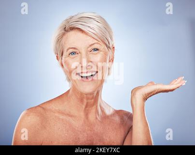 Bellezza, posizionamento dei prodotti e ritratto di cosmetici facciali per donne anziane, trucco naturale e mock-up per la cura della pelle. Spazio pubblicitario, mockup ed estetico Foto Stock