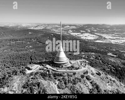 Jested Mountain Hotel e trasmettitore TV sopra Liberec, Repubblica Ceca. Vista panoramica aerea dal drone. Immagine in bianco e nero. Foto Stock