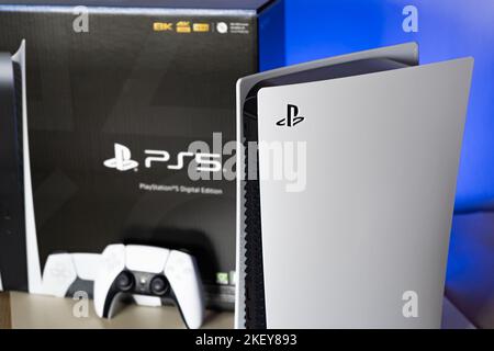 Bangkok, Thailandia - 30 ottobre 2022: Console di gioco e confezione per PlayStation 5. Foto Stock