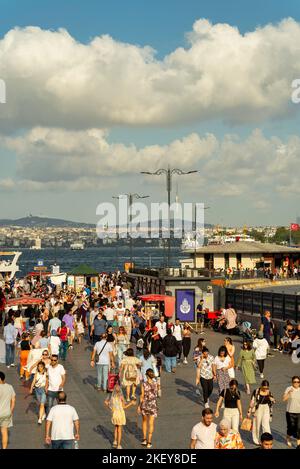 Istanbul, Turchia - 30 agosto 2022: Folle di cittadini locali e turisti a Piazza Eminonu durante la festa della Vittoria con sfondo della vista sulla città di Istanbul Foto Stock