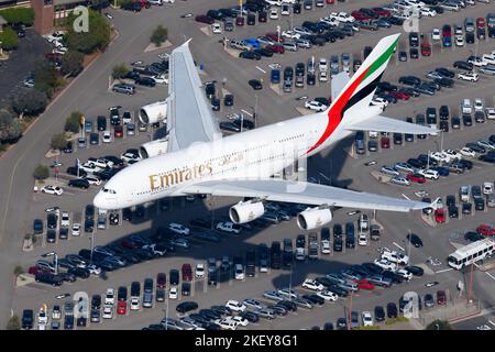 Atterraggio di aeromobili Emirates Airline A380. Vista aerea dell'aereo Emirates Airlines A380-800. Foto Stock