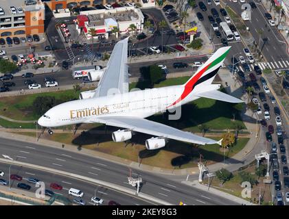 Atterraggio dell'aereo Emirates Airline A380. Vista aerea dell'aeromobile Emirates Airlines A380-800. Aereo A6-EUE. Foto Stock