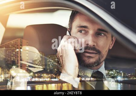 Affari in città. Foto a esposizione multipla di un uomo d'affari nella sua auto sovrapposta a una città. Foto Stock