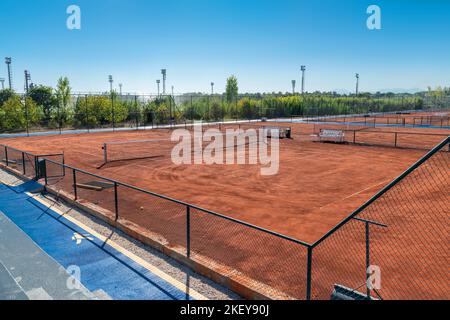 Vista aerea del campo da tennis in terra battuta in una giornata di sole Foto Stock