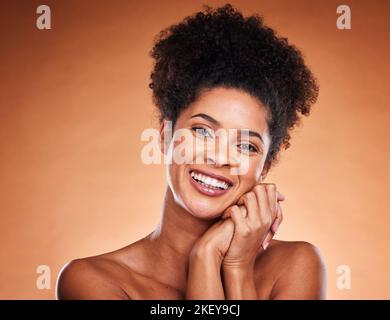 Bellezza, cura della pelle e felice con il ritratto di donna nera per il lusso, spa e naturale. Sorriso, cosmetici e benessere con ragazza modello per l'amore di sé Foto Stock