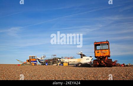 Imbarcazioni da pesca e attrezzature per la pesca costiera immagazzinate in un'area designata sopra il marchio d'altura nel Nord Norfolk a Cley-Next-the-Sea, Norfolk, Inghilterra, Regno Unito. Foto Stock