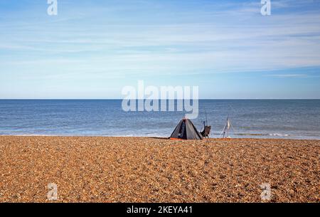 Sea Anglers con posto a sedere e tenda rifugio pesca dalla spiaggia sulla costa nord del Norfolk a Cley-Next-the-Sea, Norfolk, Inghilterra, Regno Unito. Foto Stock