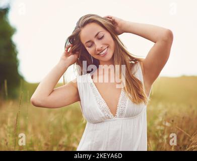 Trascorrere del tempo in natura è energia guaritrice, una giovane donna che trascorre del tempo in campagna. Foto Stock