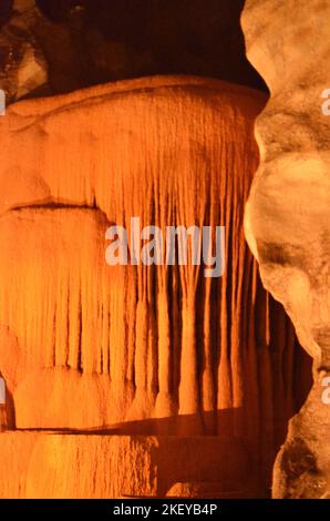 Stalattite Cave Thailandia vecchio dettaglio scuro Foto Stock