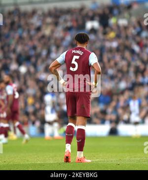 Tyrone Mings of Aston Villa durante la partita della Premier League tra Brighton & Hove Albion e Aston Villa all'American Express Community Stadium , Brighton , UK - 13th novembre 2022 solo per uso editoriale. Nessun merchandising. Per le immagini di calcio si applicano le restrizioni di fa e Premier League inc. Nessun utilizzo di Internet/cellulare senza licenza FAPL - per i dettagli contattare Football Dataco Foto Stock