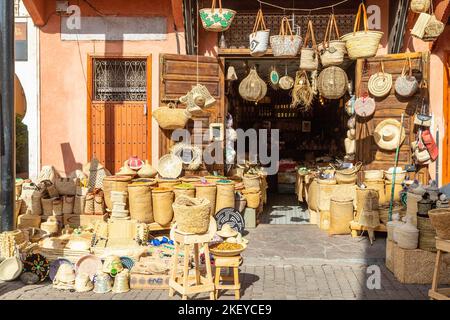 Piatti Di Ceramica Colorati Venduti Nel Souk Di Dubai Emirati Arabi Uniti -  Fotografie stock e altre immagini di Arabesco - Stili - iStock