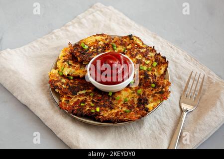 Cavolfiore casereccio Cheddar Fritters con erba cipollina su un piatto, vista laterale. Foto Stock