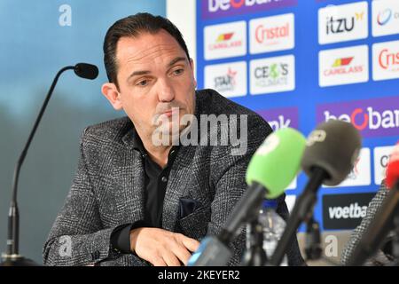 Genk, Belgio, 15/11/2022, il direttore tecnico di Genk Dimitri De Conde ha illustrato in una conferenza stampa della squadra di calcio belga KRC Genk, martedì 15 novembre 2022 a Genk, per discutere il futuro della collaborazione con il capo allenatore. FOTO DI BELGA JILL DELSAUX Foto Stock