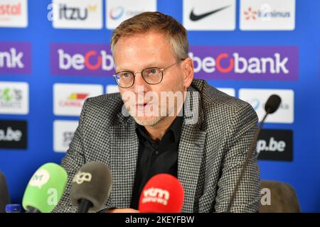 Genk, Belgio, 15/11/2022, il presidente di Genk Peter Croonen ha illustrato durante una conferenza stampa della squadra di calcio belga KRC Genk, martedì 15 novembre 2022 a Genk, per discutere il futuro della collaborazione con il capo allenatore. FOTO DI BELGA JILL DELSAUX Foto Stock