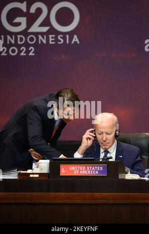 Il Presidente DEGLI STATI UNITI Joe Biden partecipa a una sessione di lavoro sulla sicurezza alimentare ed energetica durante il vertice del G20 a Nusa Dua, Bali, Indonesia. Data immagine: Martedì 15 novembre 2022. Foto Stock